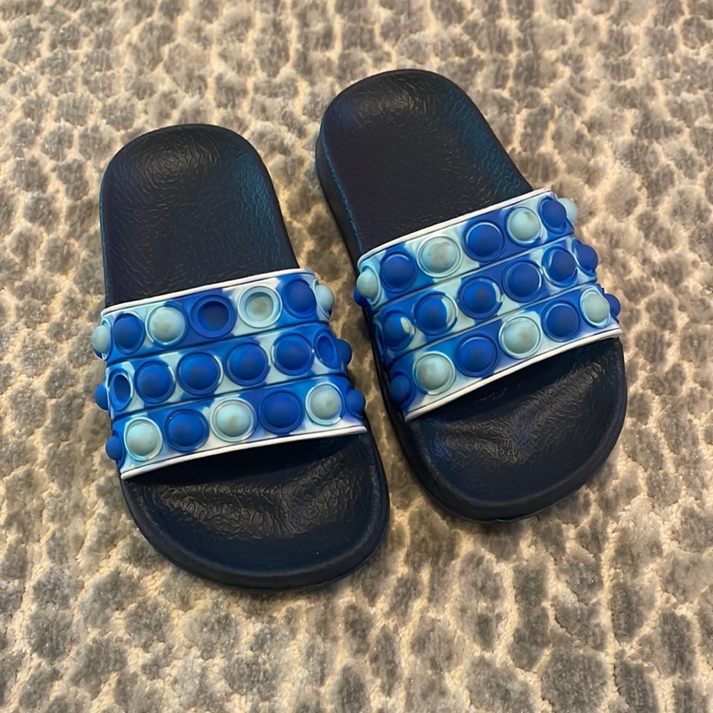 Pop it slides. Size 10-11. Runs small.